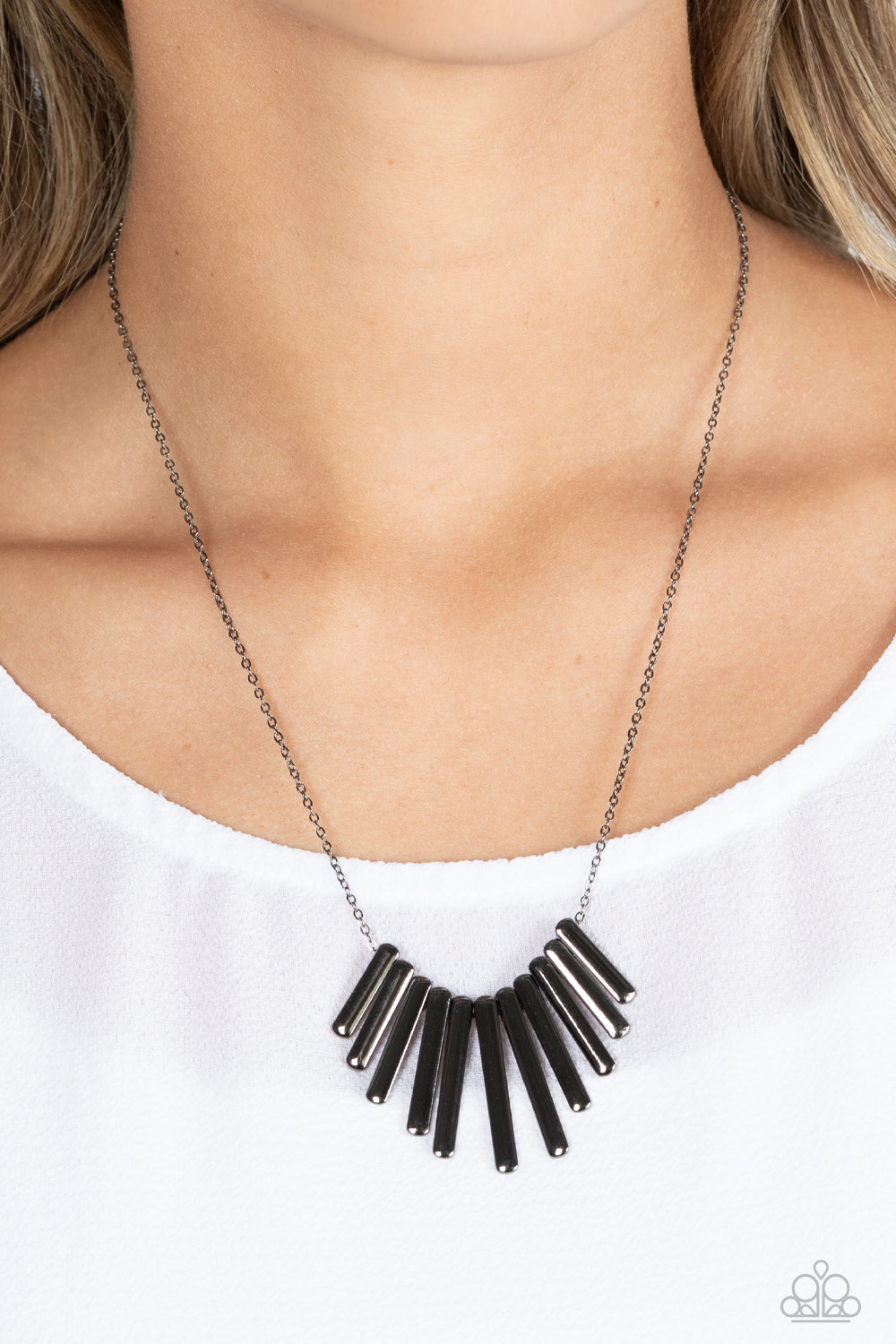 Leading MANE Paparazzi Accessories Necklace with Earrings - Black